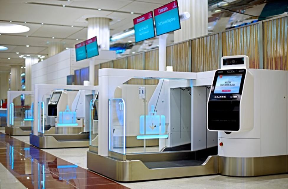 Automaty do samodzielnej odprawy na lotnisku w Dubaju (fot. Emirates)