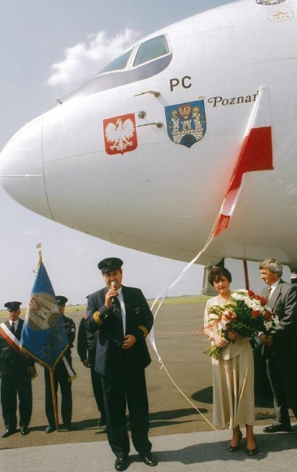 Chrzest B763 SP-LPC na lotnisku w Poznaniu. Pod samolotem kpt. Jerzy Góźdź i matka chrzestna Jadwiga Rotnicka
