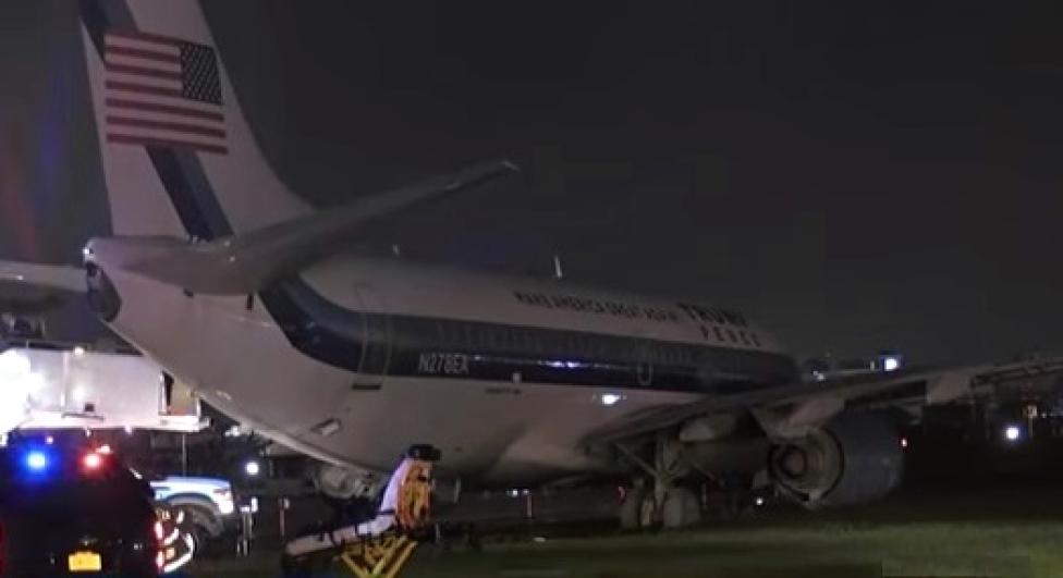 Boeing 737 wypadł z pasa na lotnisku w Nowym Jorku (fot. kadr z filmu CBSDFW na youtube.com)