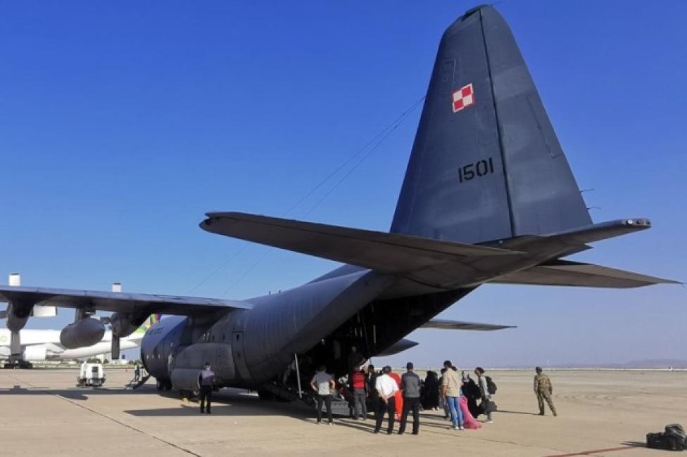 C-130 Hercules na płycie lotniska w Kabulu - widok z tyłu (fot. 33 BLTr)