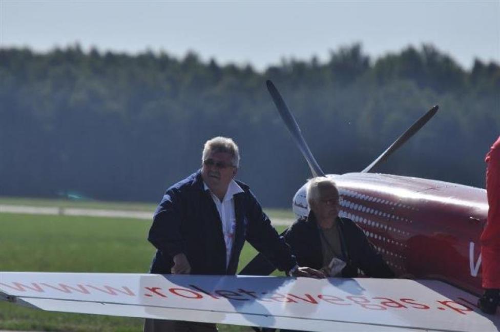 Stanisław Szczepanowski i mechanik Jerzy Chudy przy samolocie E-300L SP-ACM, Air Show Radom 2009