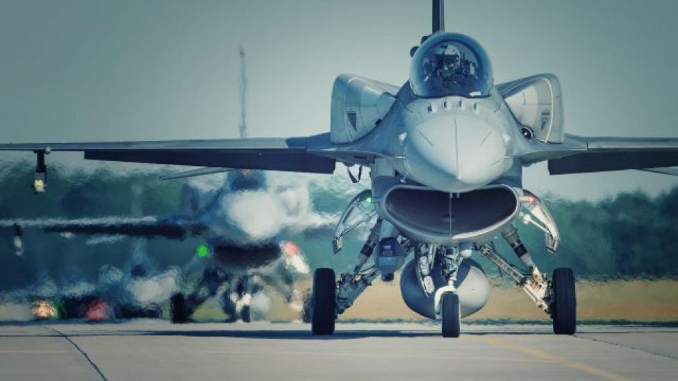 Dwa samoloty F-16 na lotnisku - widok z przodu (fot. WZL Nr 2)