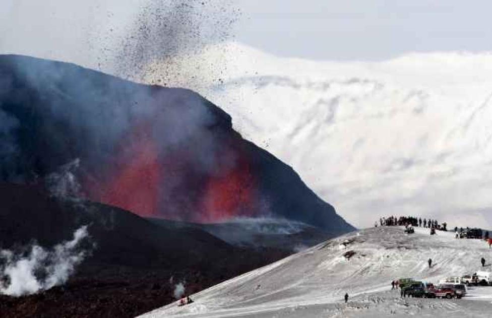 Erupcja wulkanu w pobliżu lodowca Eyjafjallajokull, na południu Islandii 