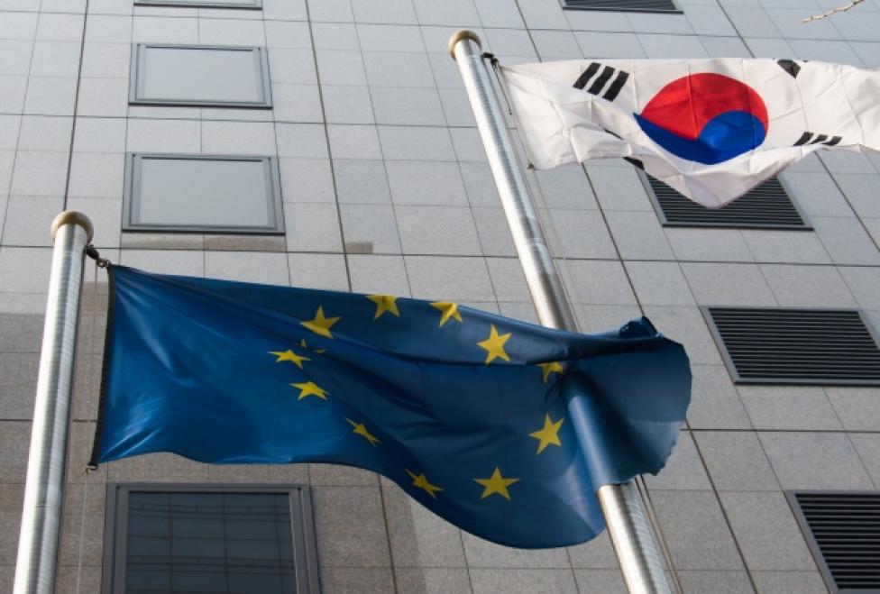Flaga Unii Europejskiej i Korei Południowej (fot. Komisja Europejska/Twitter)