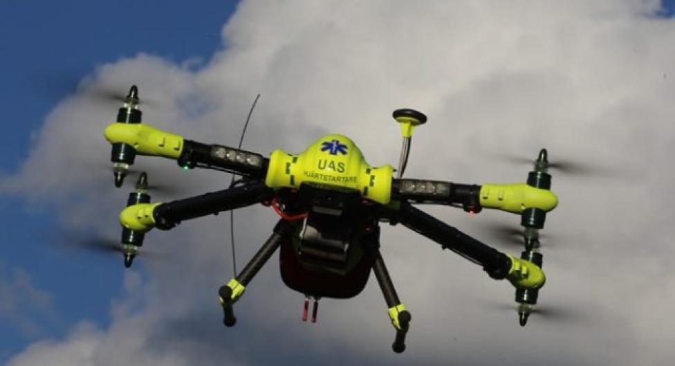 FlyPulse AB - dron z defibrylatorem (fot. swoatdronow.pl)