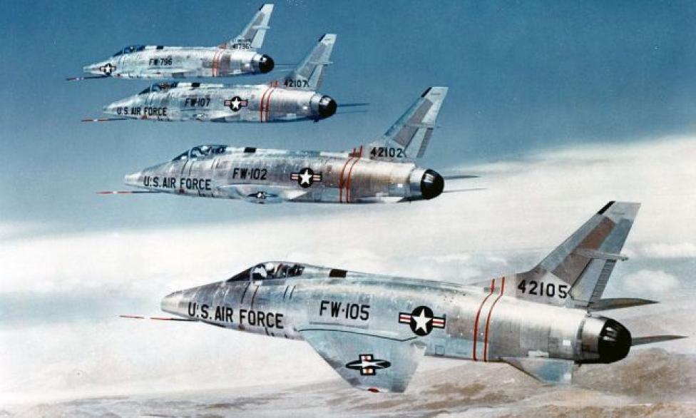 Formacja czterech zamolotów F-100 (fot. USAF/Domena publiczna/Wikimedia Commons)