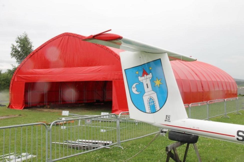 Nowy czerwony hangar w Świebodzicach (fot. swiebodzice.pl)