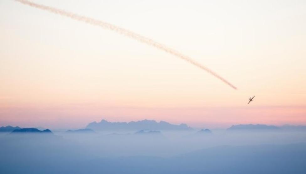 Hannes Arch leci w stronę zachodzącego słońca (fot. Marcos Ferro/Red Bull Content Pool)