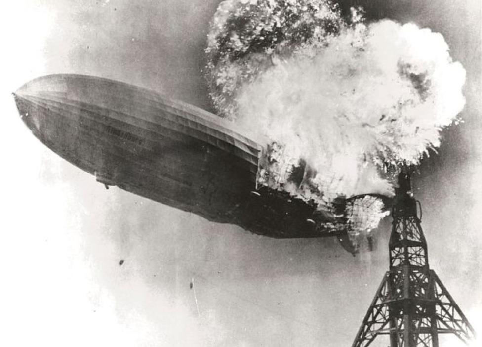 Hindenburg w płomieniach (fot. Gus Pasquerella/Domena publiczna/Wikimedia Commons)