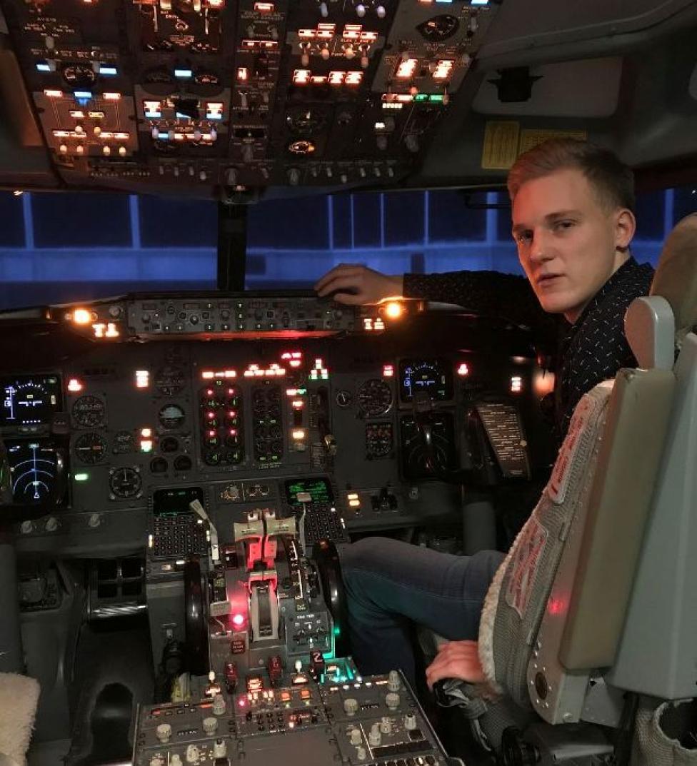 Jakub Badera wziął udział w sesji treningowej na samolocie Boeing 737-300 (fot. PWSZ Chełm)