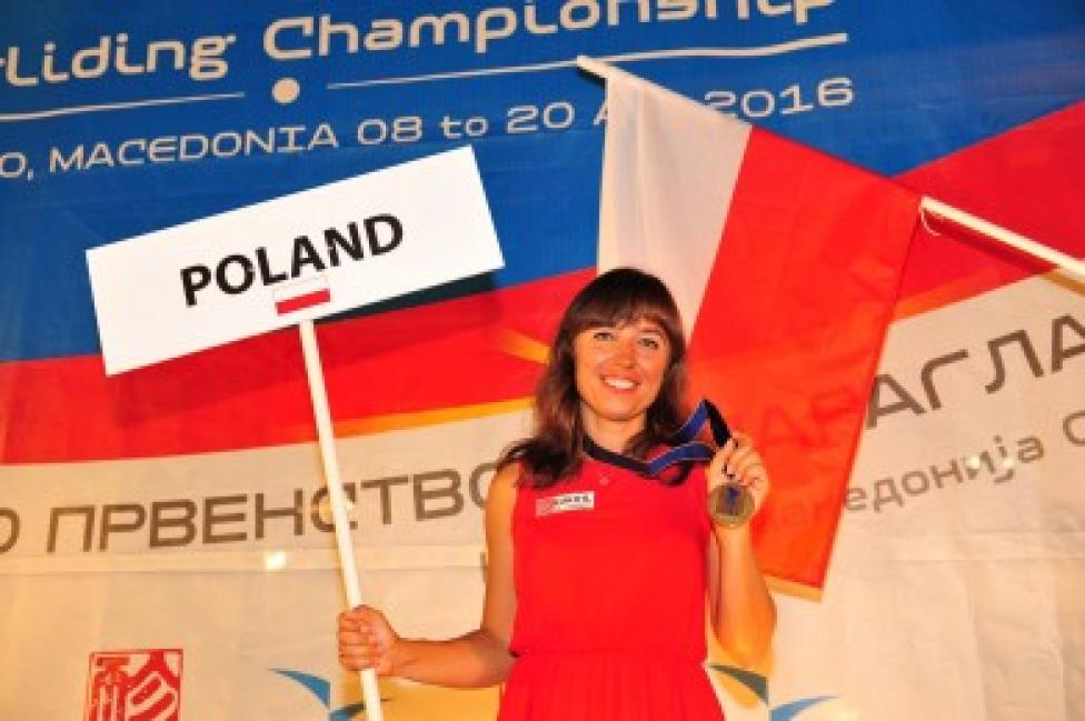 Klaudia Bułgakow z medalem z 14. Paralotniowych Mistrzostwach Europy (fot. aeroklub-polski.pl)
