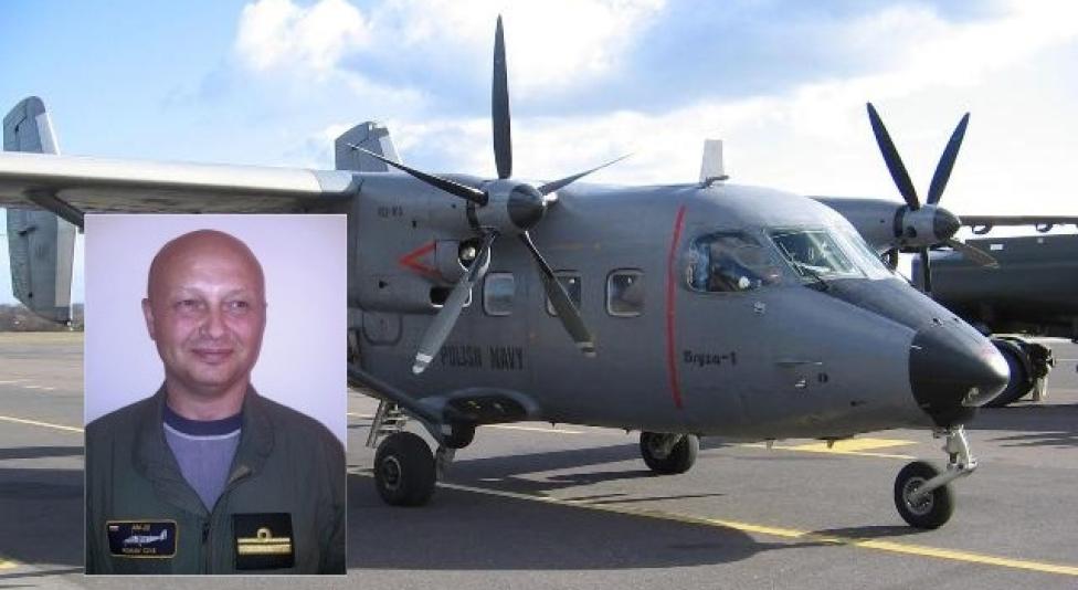 Kmdr ppor. Roman Czyż i samolot transportowy An-28TD (fot. blmw.wp.mil.pl)
