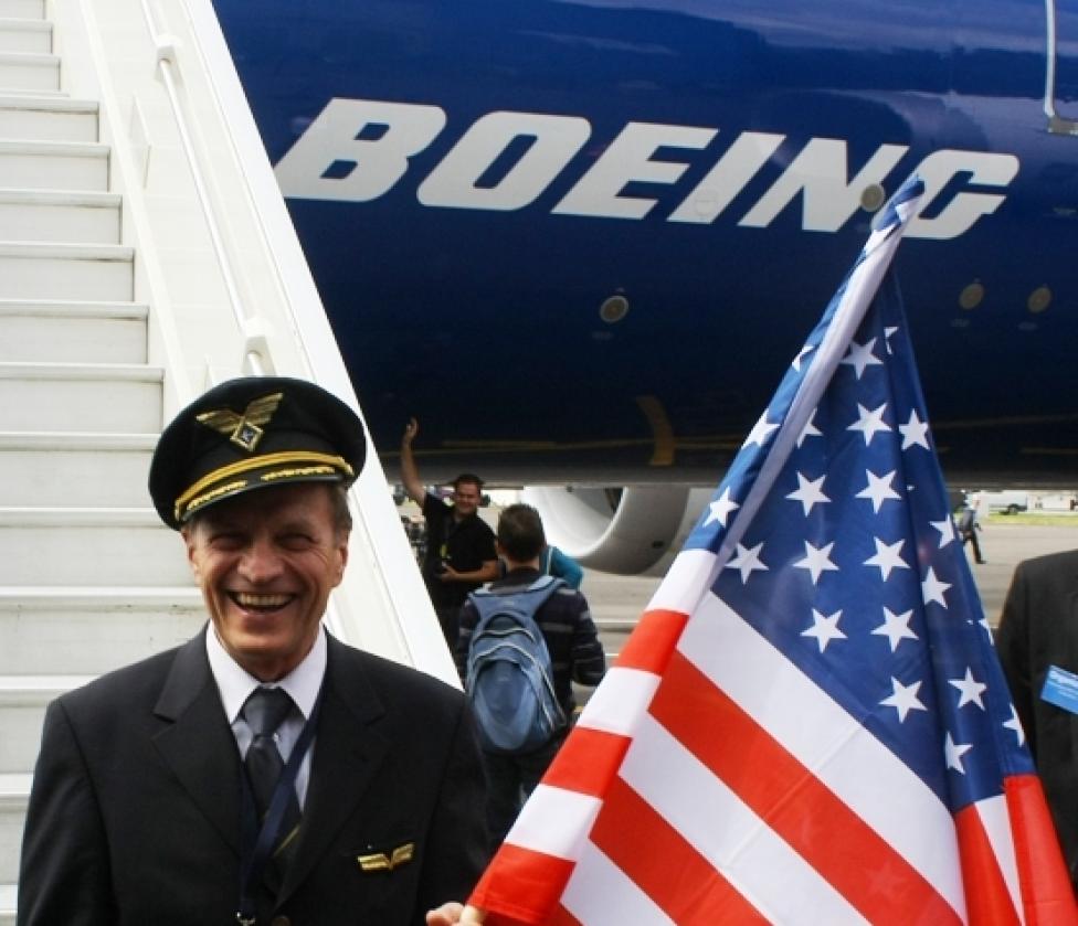 Krzysztof Lenartowicz z flagą USA na tle Boeinga/ fot. Paweł Kralewski