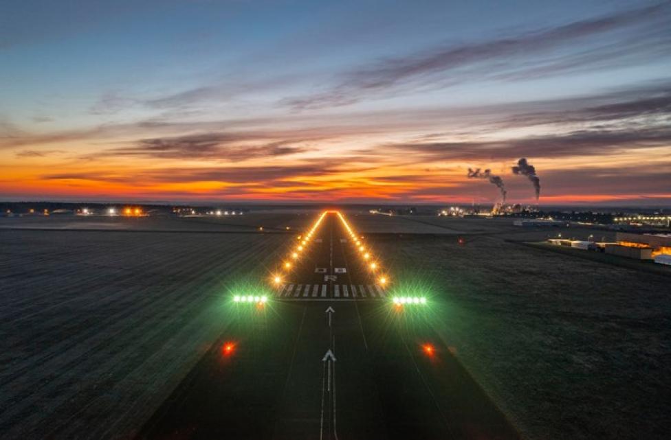 Lotnisko Mielec wieczorem - widok z góry z przodu na oświetlony pas startowy (fot. Robert Neumann)