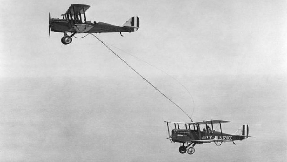 Lowell H. Smith i Lt. John P. Richter podczas lotu 27.06.1923 r. (fot. no credit (AF.mil)/Domena publicza/Wikimedia Commons)