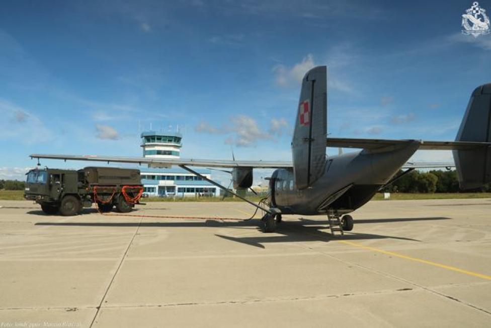 M28B Bryza z 43. Bazy Lotnictwa Morskiego w Gdyni-Babich Dołach - wieża w tle (fot. kmdr ppor. Marcin Braszak)