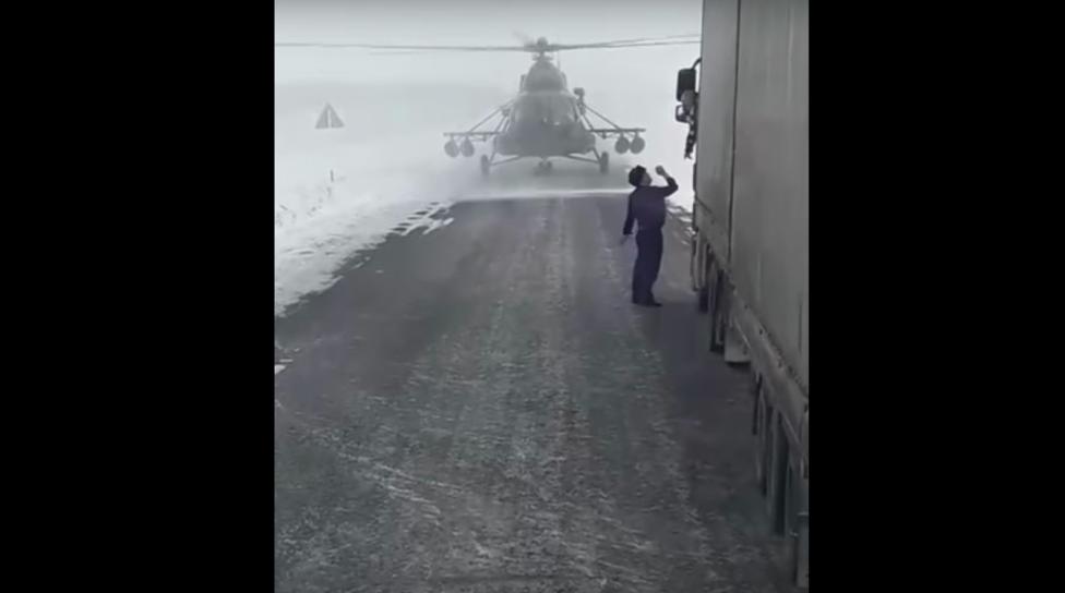 Lądowanie Mi-8 na drodze
