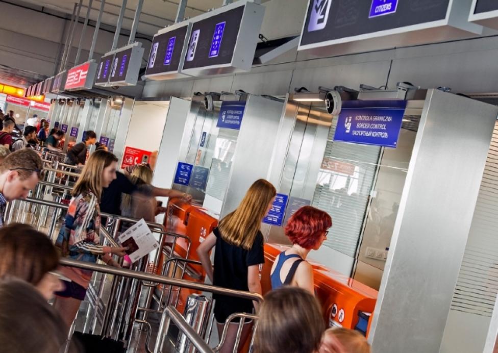 Nowe stanowiska odprawy paszportowej na Lotnisku Chopina (fot. lotnisko-chopina.pl)