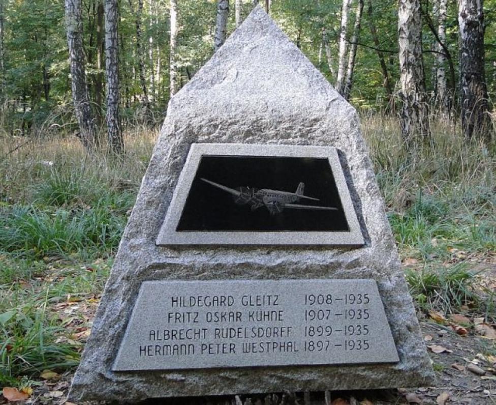 Pomnik ofiar katastrofy lotniczej - Wzgorze Bukowiec pod Szczecinem (fot. Kapitel (Praca własna)/CC0/Wikimedia Commons)