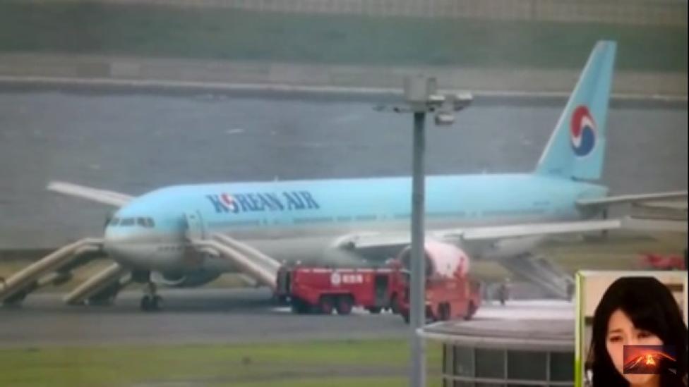 Pożar samolotu na lotnisku w Tokio (fot. kadr z filmu na youtube.com)