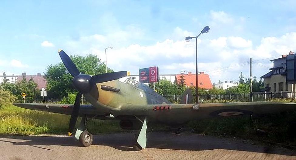 Przed pubem w centrum biznesowym Fort można podziwiać myśliwiec z czasów II wojny światowej (fot. tustolica.pl)