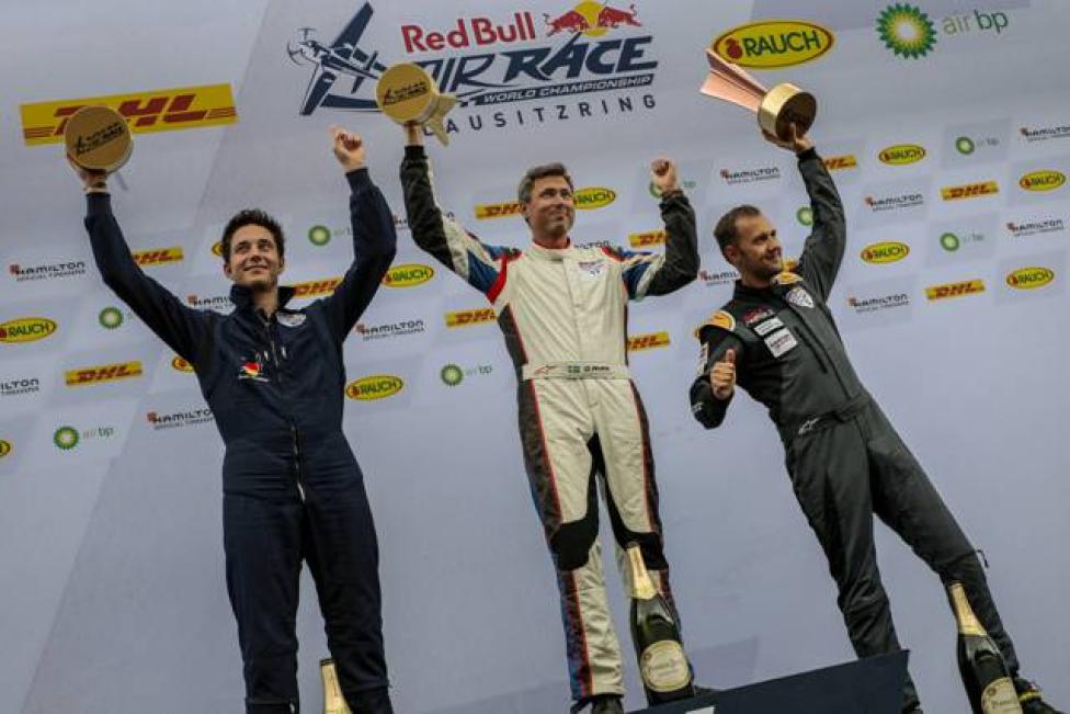Łukasz Czepiela na podium wyścigu na Lausitzring (fot. Daniel Grund/Red Bull Content Pool)
