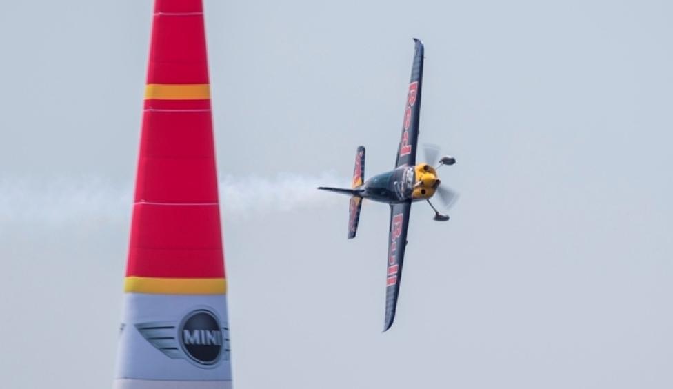 Red Bull Air Race - Peter  Besenyei (fot. Samo Vidic-Red Bull Content Pool)