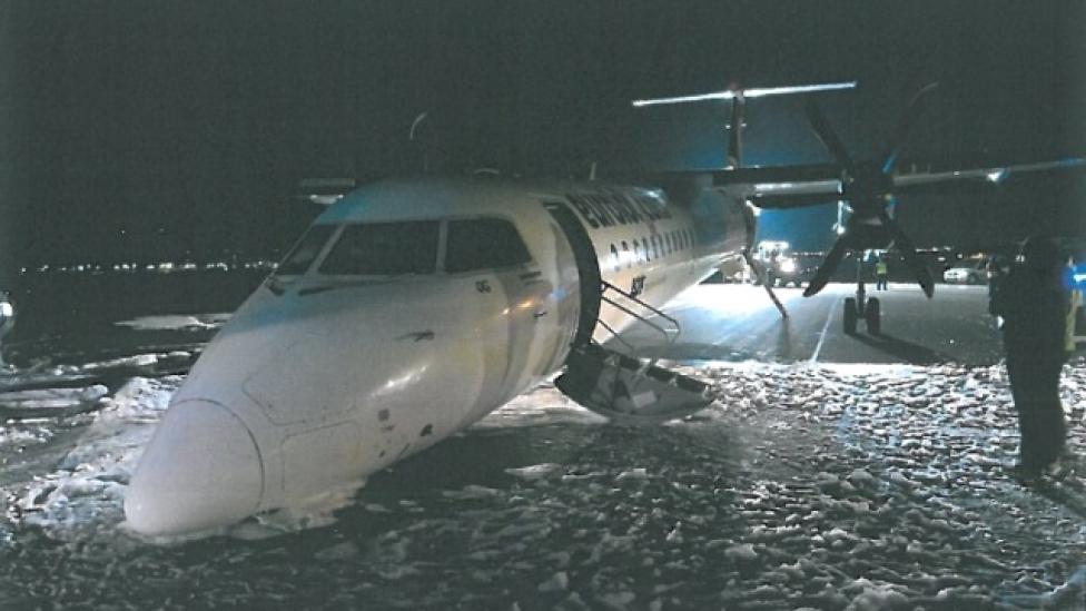 Samolot Bombardier DHC-8-402 (SP-EQG) po awaryjnym lądowaniu na RWY11 EPWA (fot. PKBWL)