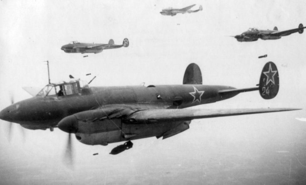 Samoloty Petlakow Pe-2 w locie podczas bombardowania (fot. Muzeum Lotnictwa Polskiego/FB)