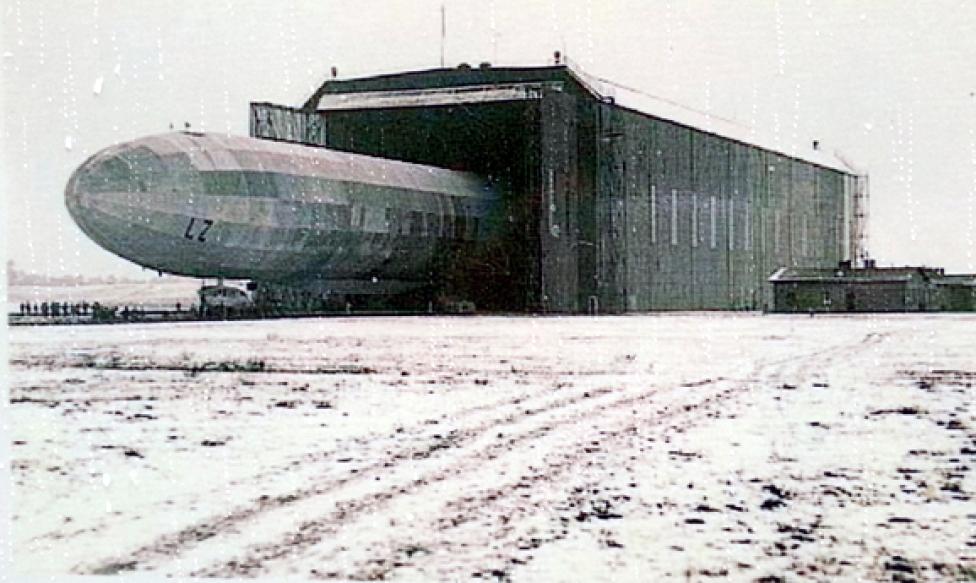 Sterowiec LZ-26 w hali w Dywitach - historyczne zdjęcie z tablicy edukacyjnej