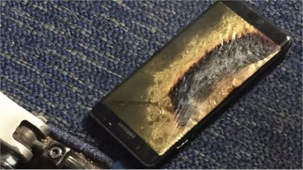 Telefon zastępczy Samsunga zaczął dymić na pokładzie samolotu pasażerskiego (fot. Brian Green/bbc.com)