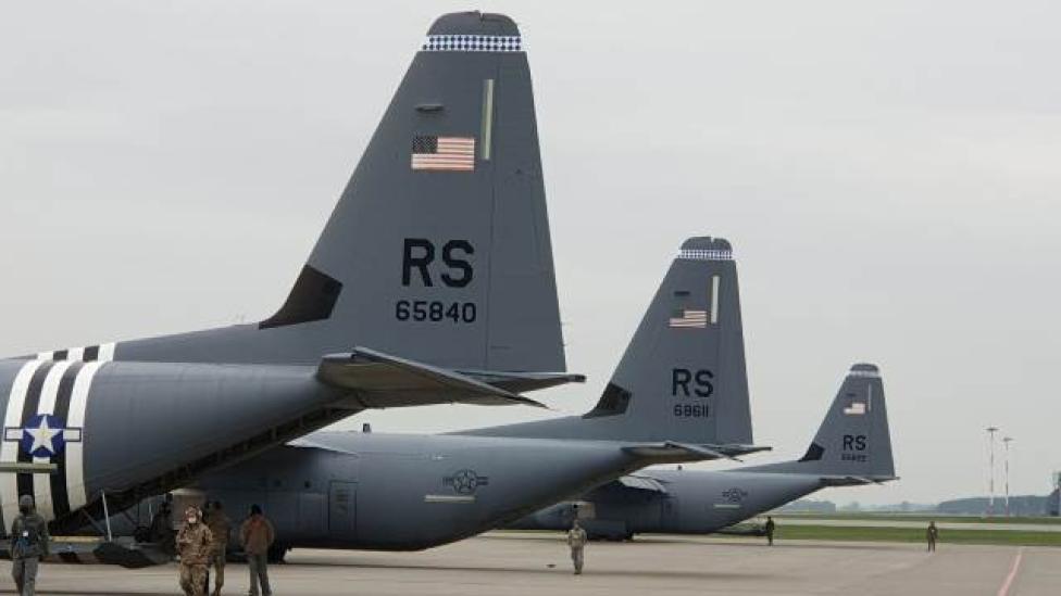 Trzy samoloty C-130J Hercules z 37 eskadry lotniczej na lotnisku w Powidzu (fot. Luiza Wawrzyniak-Kozera)