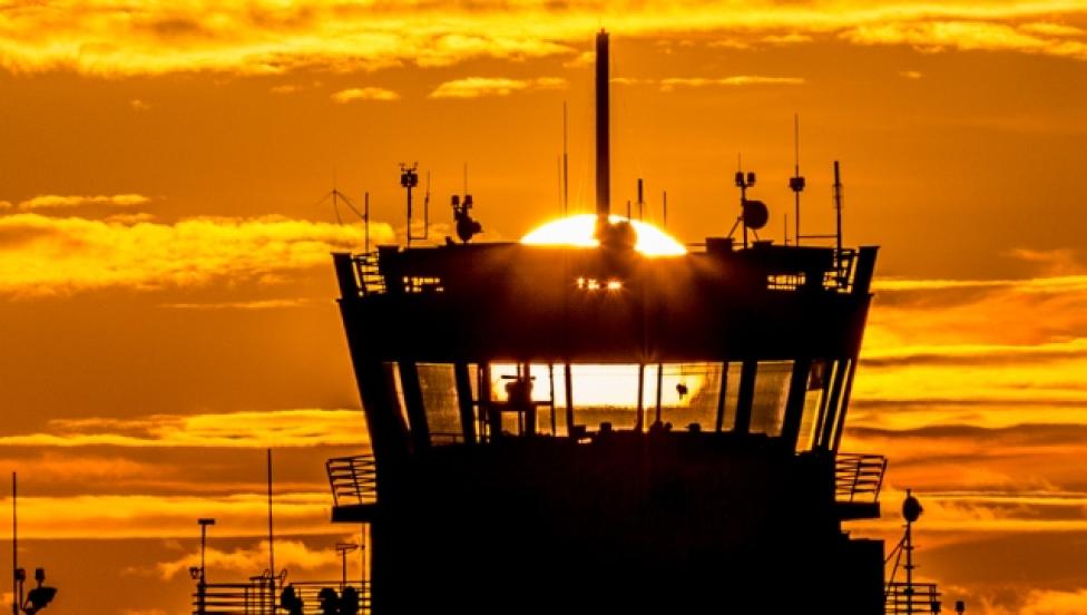 Wieża kontroli lotów o zachodzie słońca - widok z bliska (fot. zrpl.pl)