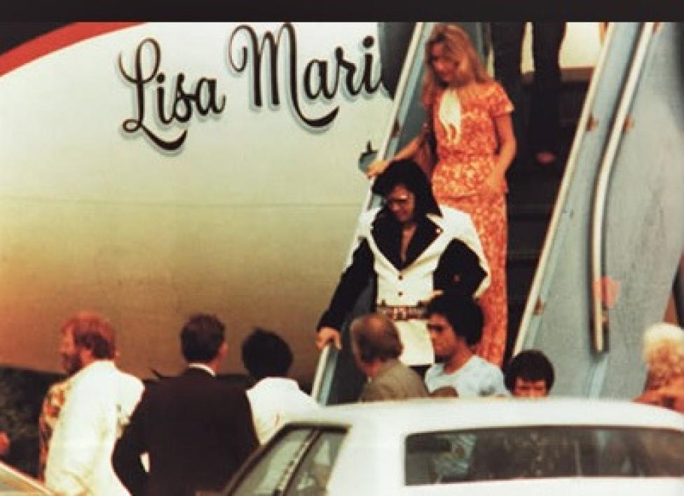 Elvis Presley wysiadający z odrzutowca Lisa Marie
