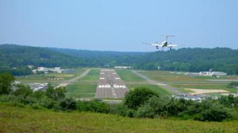 Samolot lądujący na lotnisku (latajlegalnie.com)