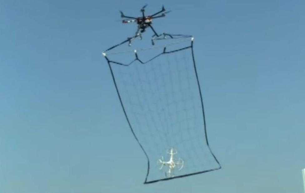 Policyjny dron w akcji przeciwko inny dronom