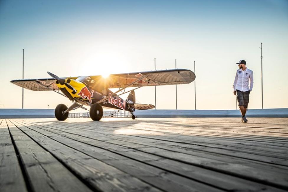 Łukasz Czepiela wylądował na sopockim molo samolotem Carbon Cub EX2 SP-YHB (fot. Marcin Kin/Red Bull Content Pool)