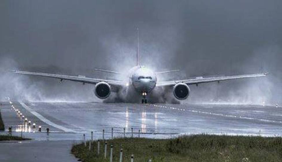 Lądowanie Boeinga na Okęciu podczas burzy (fot. Marek Kwasowski)