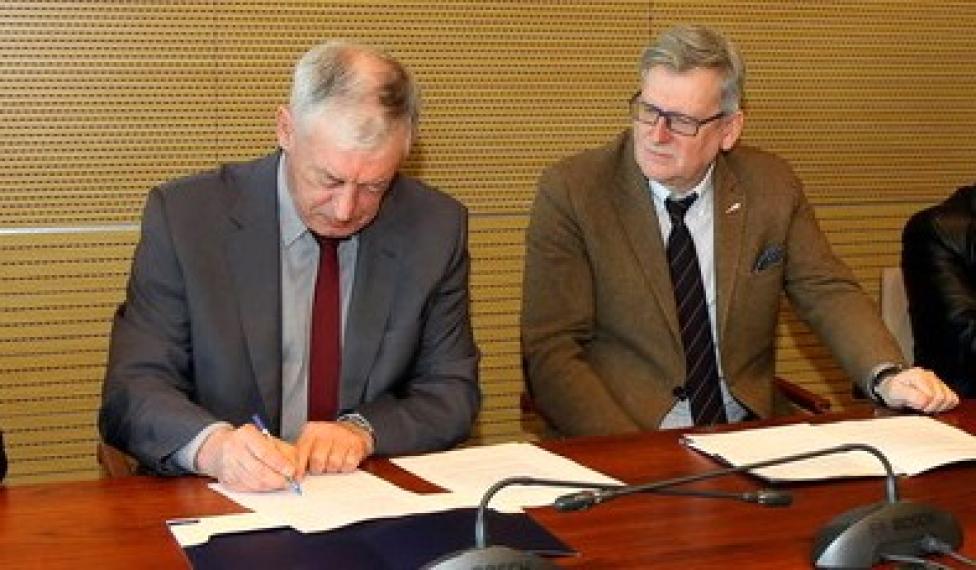 Podpisanie umowy o współpracy Politechniki Rzeszowskiej z Polskimi Liniami Lotniczymi LOT (fot. Marian Misiakiewicz/PRz)