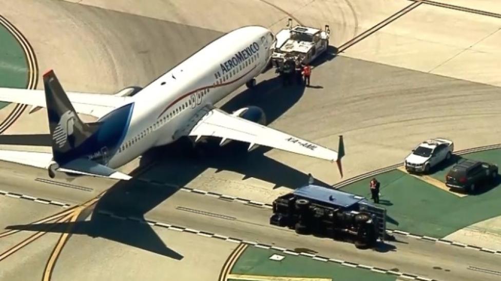Kolizja samolotu z samochodem na lotnisku w Los Angeles (fot. wkrg.com)