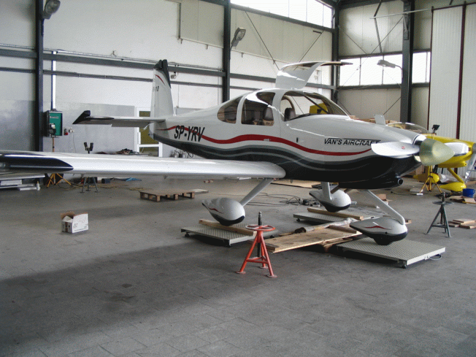 RV-10 w trakcie ważenia po zakończeniu budowy