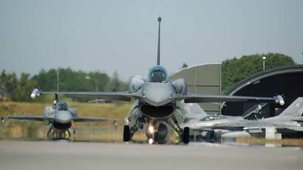 Samoloty F-16 na lotnisku (fot. 2slt.wp.mil.pl)