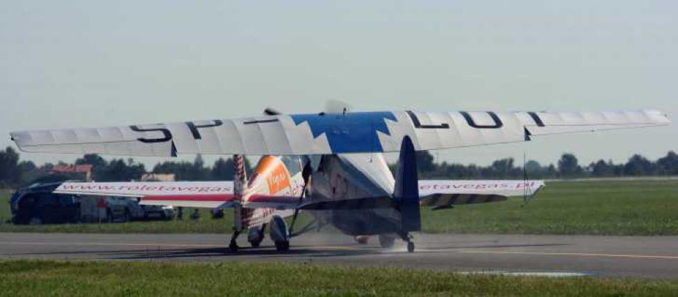 Uderzenie samolotu RWD 5R w ogon samolotu Extra 300L podczas kołowania 