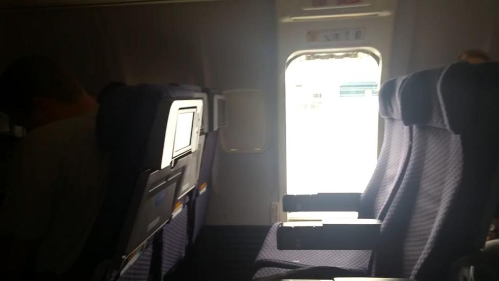 Pasażerka otworzyła drzwi awaryjne podczas kołowania