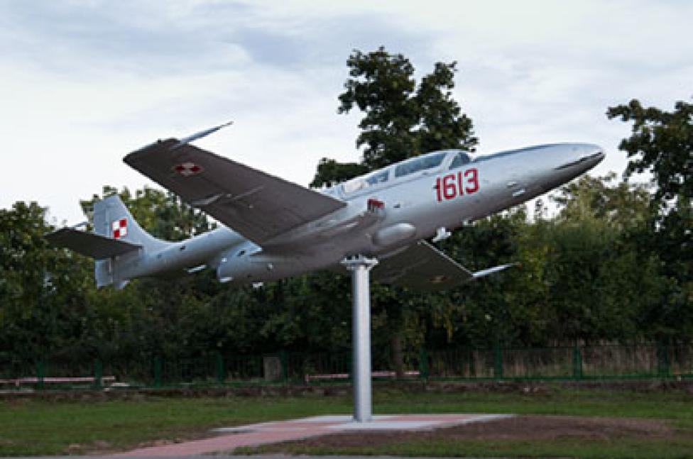 Pomnik Lotników Polskich (TS-11 ISKRA)