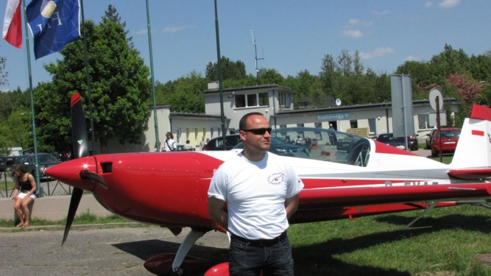 – Pilotom przydałyby się podstawy akrobacji – mówi Radosław Rumszewicz
