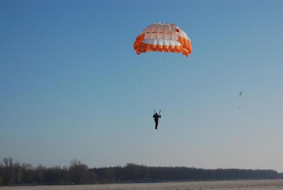 Pierwsze w tym roku skoki spadochronowe w Dęblinie/ fot. mł. chor. Jan Chudek