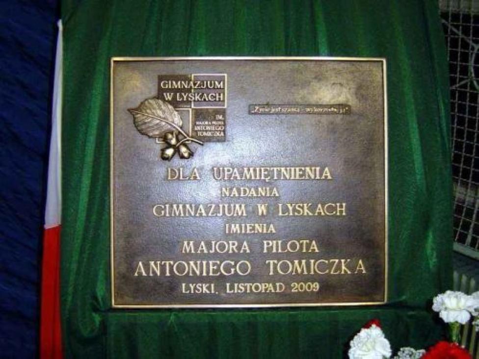 Tablica upamiętniająca nadanie gimnazjum w Lyskach imienia majora pilota Antoniego Tomiczka