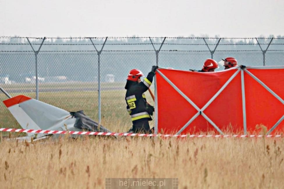 Wypadek samolotu na lotnisku w Mielcu (fot. hej.mielec.pl)