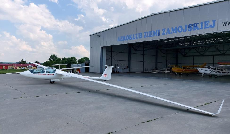 ASH 25M przed hangarem na lotnisku Zamość-Mokre (fot. Aeroklub Ziemi Zamojskiej)